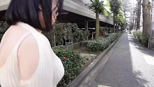 İri göğüslü, şehvetli ofis çalışanı şehir ofisinde molası sırasında mastürbasyon yapıyor bölüm 2