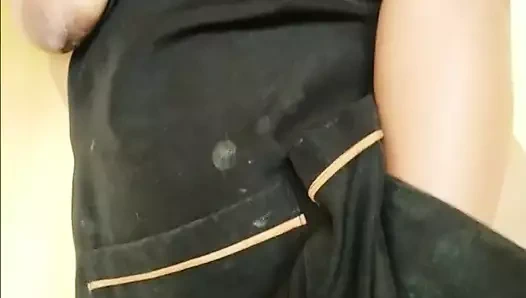 Çıplak yemek pişirirken beni mutfakta yakaladı ve yaptığım şeyden utanıyorum