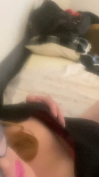 Yüksek topuklu ve seksi iç çamaşırlı travesti krissy sweets derlemesi tatlı sıkı sikiş deliğinde büyük zenci yarağını istiyor | Klip 1