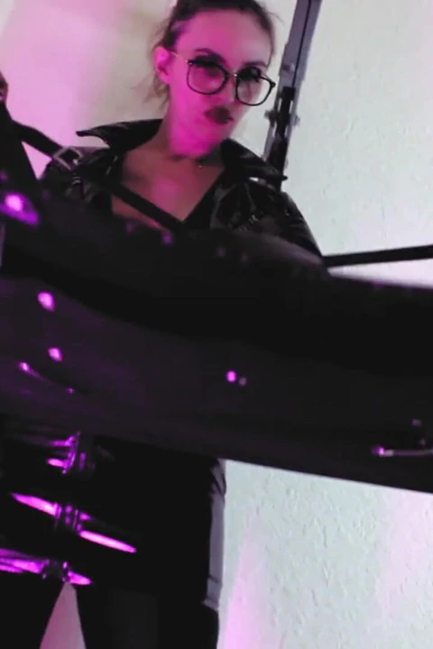 Fetiş dominatrix eva lateks topuklu ayakkabılar tek başına eş değiştirme kadın egemenliği bdsm sapık gözlüklü olgun sahibe