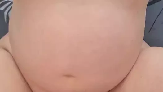 Azgın orta yaşlı seksi kadın aldatıyor ve taze tıraşlı kremsi amına boşalıyor