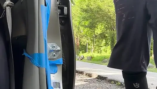 Ayakta ve takılıp duruyor