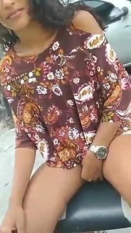 Novinha se aliviando na frente de casa