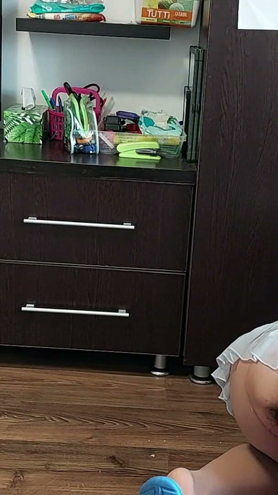 Seksi anne, kıllı amcık, büyük göt, evi çıplak süpürüyor. Kıllı latin büyük meme uçları.amatör evli kadın kıyafet deniyor | Klip 1