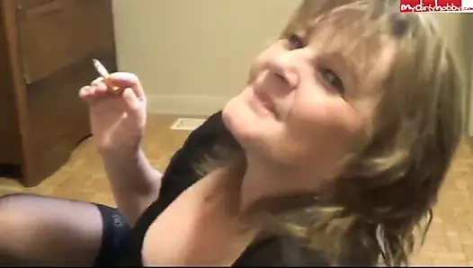 Giyinik milf sigara içiyor ve kirli konuşuyor