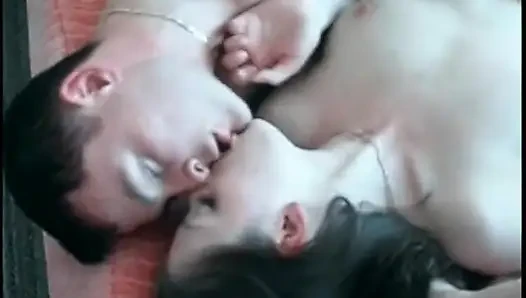 Edepsiz esmer genç kız gerçek orgazm için oğlanın yarağına atlıyor
