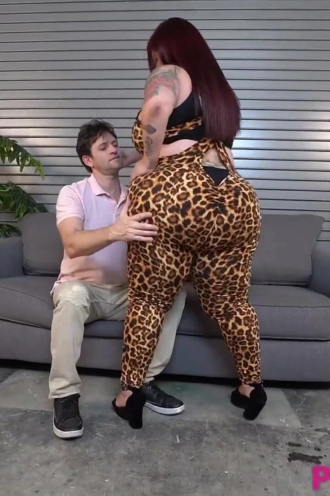 Büyük götlü iri güzel kadın büyük beyaz yarakla domalıyor