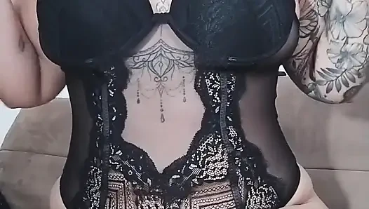 Kocamın arkadaşları ne zaman gelse, sıkı veya kısa kıyafetlerle böyle giyiniyorum