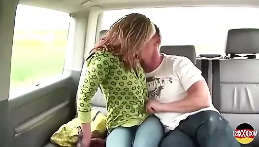 Tombul Alman hatun arabanın arkasında dolu bir yarağı memnun ediyor