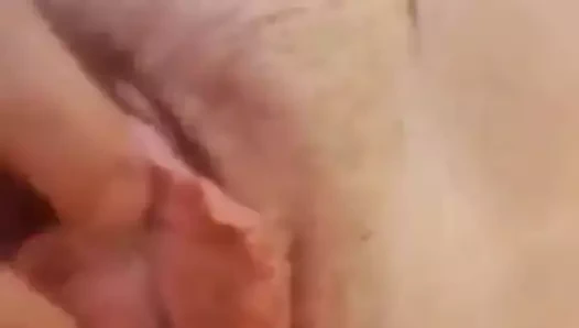 elle mouille BEAUCOUP