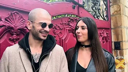 Ateşli piliç Vénus bütün gün sikilmeyi seviyor