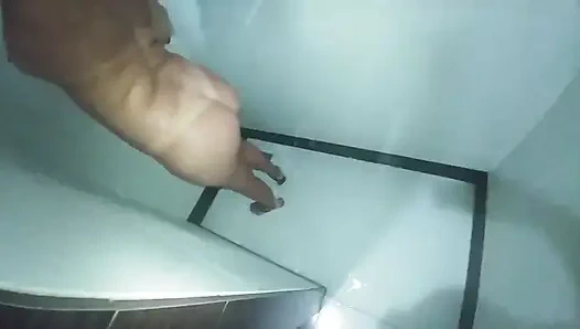 Aldatılan koca karısını paylaşmak için filme alıyor.