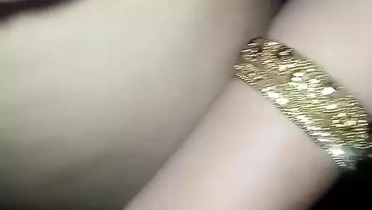 Hintli yeni evli çift seks yapıyor - büyük yarakla elle muamele ve ağzına boşalma