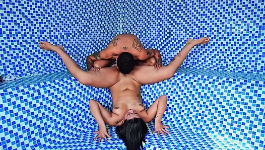 Kolombiyalı orta yaşlı seksi kadın saunada yabancıyla sikişiyor, yüzüne boşalıyor! Kylei Ellish ve Dani Clark