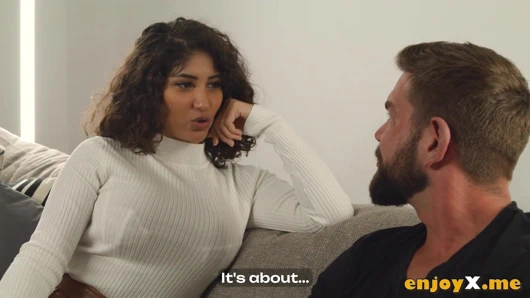 Devasa kavunlu ve doyumsuz bir tavrı olan esmer bir kadın, sert seks ve dölle sikişmeyi seviyor - Zenith Venus