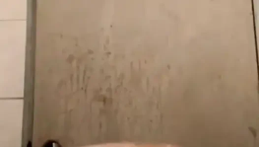 Büyük götlü düzgün vücutlu mankenle banyo yapıyor.