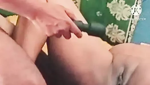 Utangaç baudi' Erkek arkadaşı tarafından patlıcan ve masajlı amcığı çıkarılıyor, şehvetli baudi amını rahatlatmak istiyor,