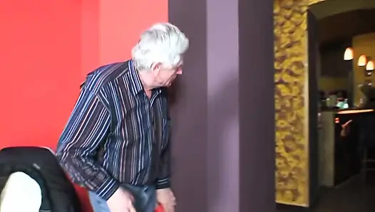 – Yaşlı adam her zaman sikişmek ister