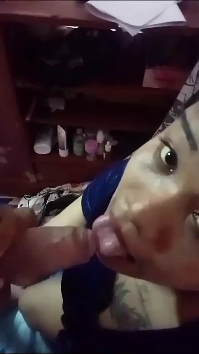 Горячая миниатюрная азиатская брюнетка делает минет ее подписчику