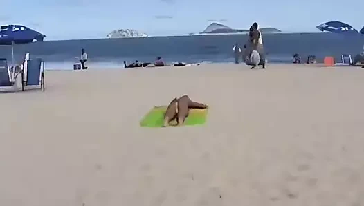 Sarışın Macar porno yıldızı Nikky Blond