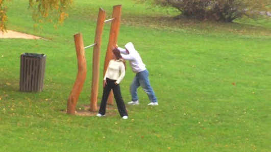 Esmer bir Alman genç kız her yerde sikişebilir