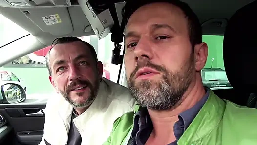 Çekici büyük götlü orta yaşlı seksi kadın arabada sikiliyor