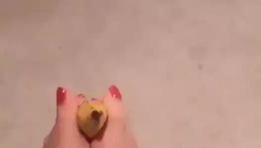 Benim için ayak parmaklarının arasına bir muz sokmaya ikna olmuş milf (orta yaşlı kadin)