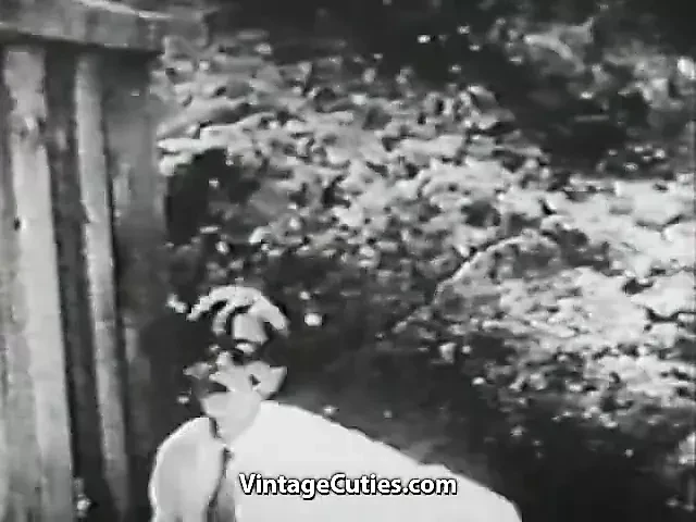 Plaj kabininde üç çıplak kız ve zafer deliği (vintage)