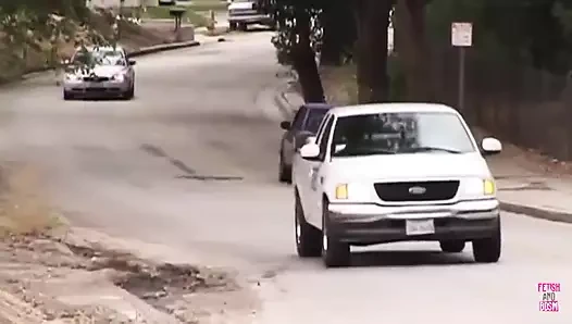 Esmer kadın erkekler grup sekste sıkı amını ve götünü doldururken eğleniyor