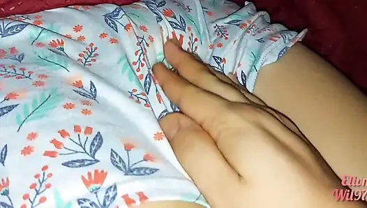 Üvey kız kardeşimle ilk kez yatağında ev yapımı video kapakların altında şeyler yapıyoruz