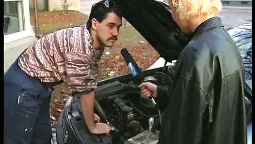 Kızıl genç kız götünü oynuyor ve amcığını üçlü grup sekste sikiyor