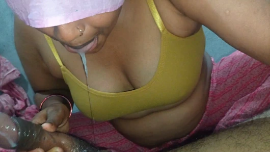 HINTLI KADıN AĞZıNA BOŞALMAK IÇIN YARAK EMIYOR