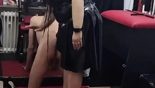 Baskın orta yaşlı seksi kadın ayak taşaklarını eziyor çıplak köle yalvarıyor