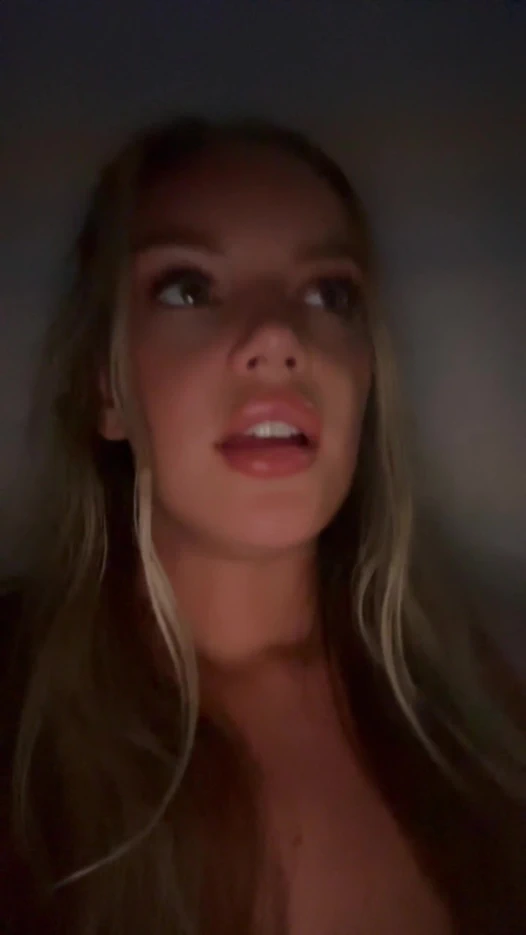 İsveçli onlyfans modeli otelde yabancı hayranıyla sikişiyor