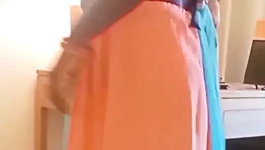 Hintli tamil orta yaşlı seksi kadın renus saree azdırıyor ve arkadaşı tarafından misyoner sikişi, gavat izliyor! Indianhotwifex