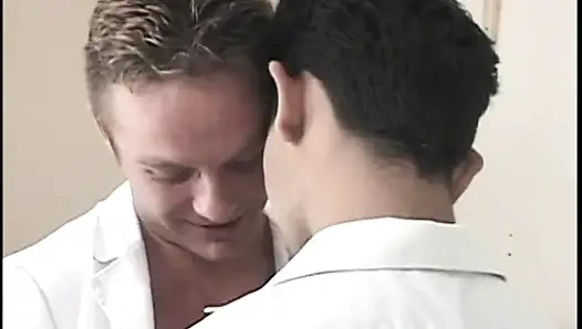 İki biseksüel erkek hemşire doktorda genç bir kızla yaramazlık yapıyor