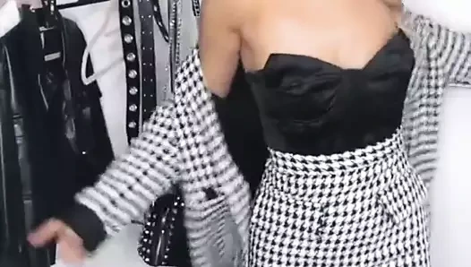 sarışın sürtük çalışıyor üzerinde giysi