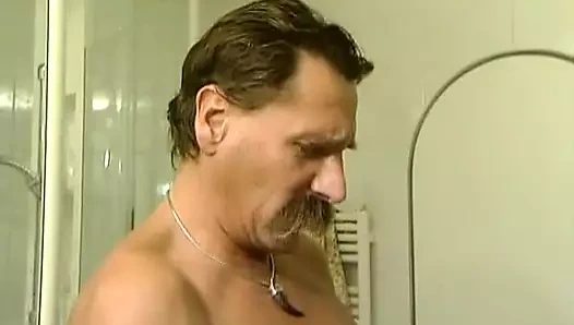 İri güzel Alman kadın iki sert yarakla sikiliyor