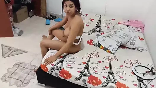 Karım seyahat ediyordu ve ben onun en iyi arkadaşını, büyük sarkık memeli 18 yaşındaki bir esmerle siktim – amatör video