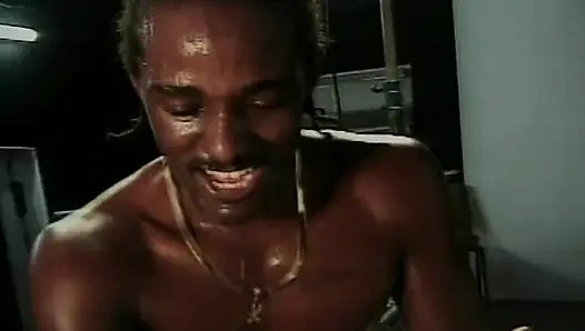 Büyük memeli orta yaşlı seksi kadın yüze boşalmaya kadar büyük zenci yarağına biniyor