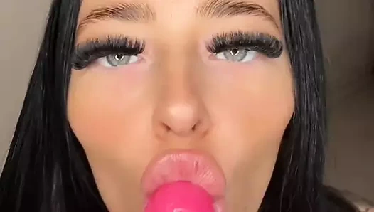 Üniversiteli sürtük tek başına mastürbasyon yapıyor