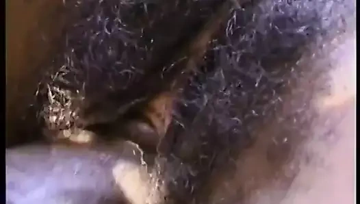 Yırtık zenci adam açık havada seksi zenci bir sürtük tarafından aletini emdiriyor