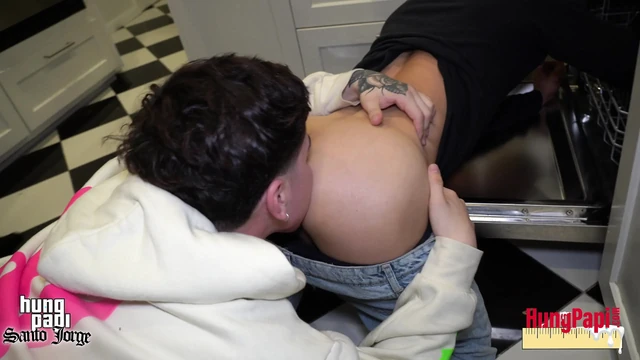 Papi с большой елдой застрял в шайбах посуды, трахнули грубо