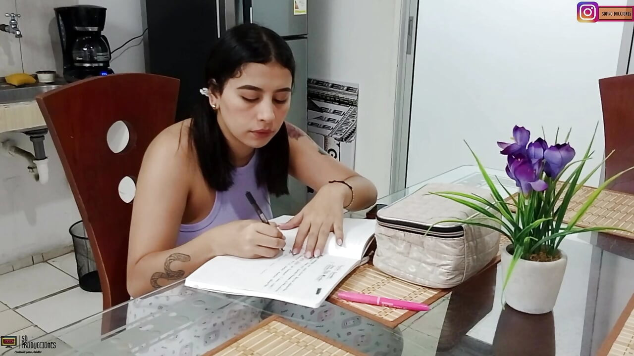 Büyük memeli seksi lezbiyen üvey genç bir kızı sikikleri - ispanyolca porno