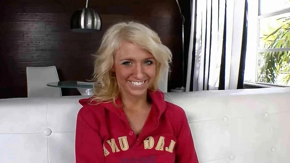 छोटे स्तनों वाली दुबली कमसिन Ella marie 18 चुदाई कास्टिंग से पहले Whitezilla राक्षसी लंड से बात करती है