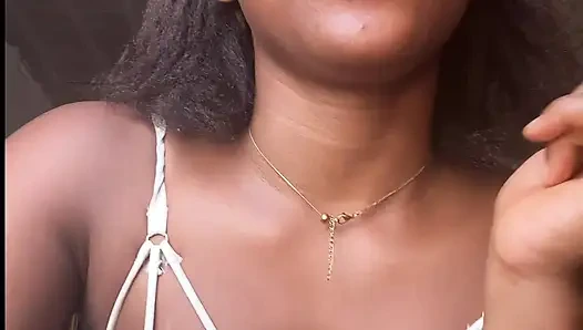 Siyah Nijeryalı genç kız dans ederken ve seninle konuşurken kendimi filme alıyor