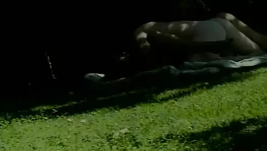 İri göğüslü sürtük açık havada ateşli bir sikiş sonrası yüzüne boşalıyor