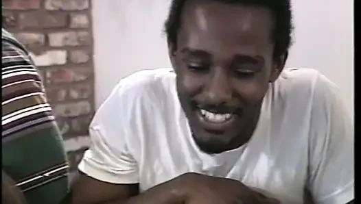 Afrikalı genç kız amını siktirirken ağzında farklı yarakları seviyor