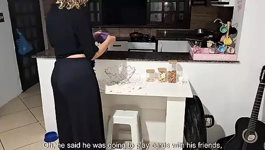 Üvey oğul boşalana kadar üvey anneden yardım istiyor.