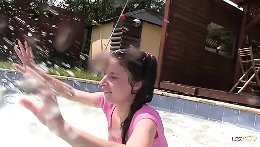 Lezbiyen havuzda makaslama devam ederken su tüm lezbiyen hislerini güçlendiriyor